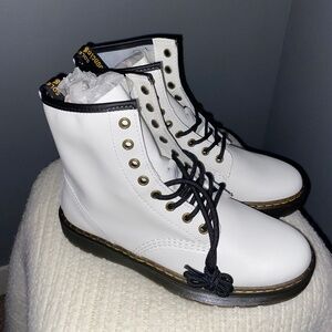 BRAND NEW IN BOX DR MARTENS 1460 SMOOTH LEATHER LACE UP BOOTS